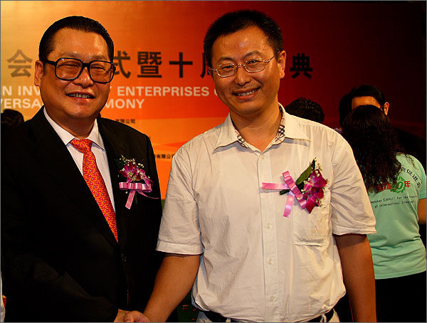深圳市黑眼睛廣告有限公司文總和深圳市委常委、副市長、外運會組委會主任陳應春親切握手留影