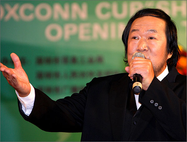 外運會開幕式上由國家一級演員、著名男高音歌唱家、深圳東方英文書院音樂教師劉傳義