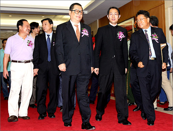 深圳市委常委、市政府副市長、外運會組委會主任陳應春、與會其他領導步入會場