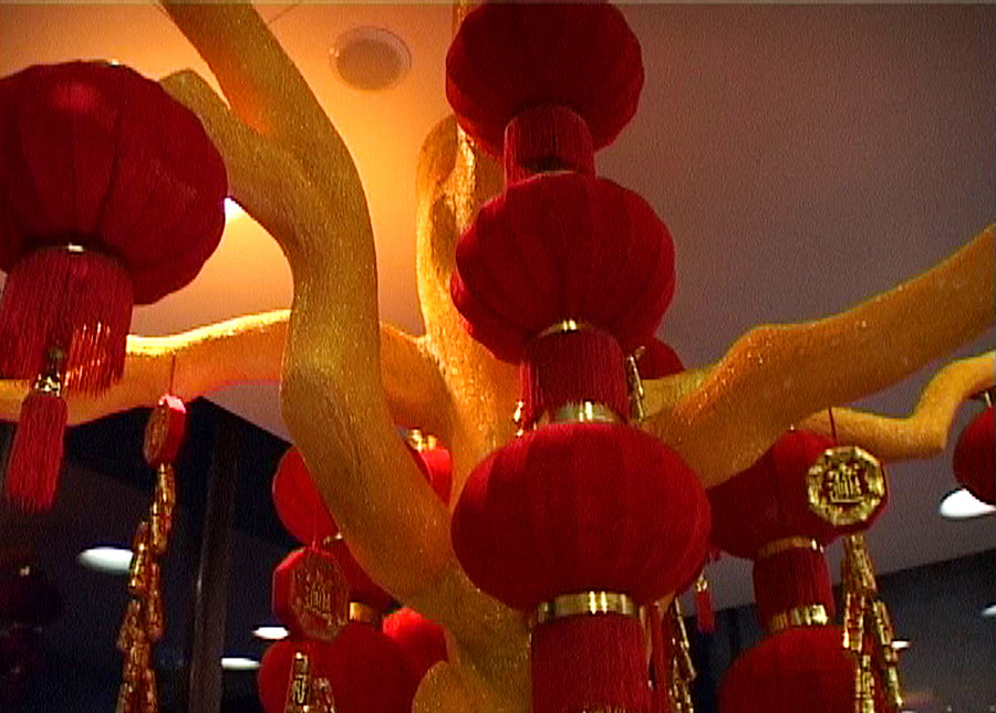 萬(wàn)科新年氣氛營(yíng)造方案-地產(chǎn)總部大堂安裝燈籠掛滿樹(shù)的效果
