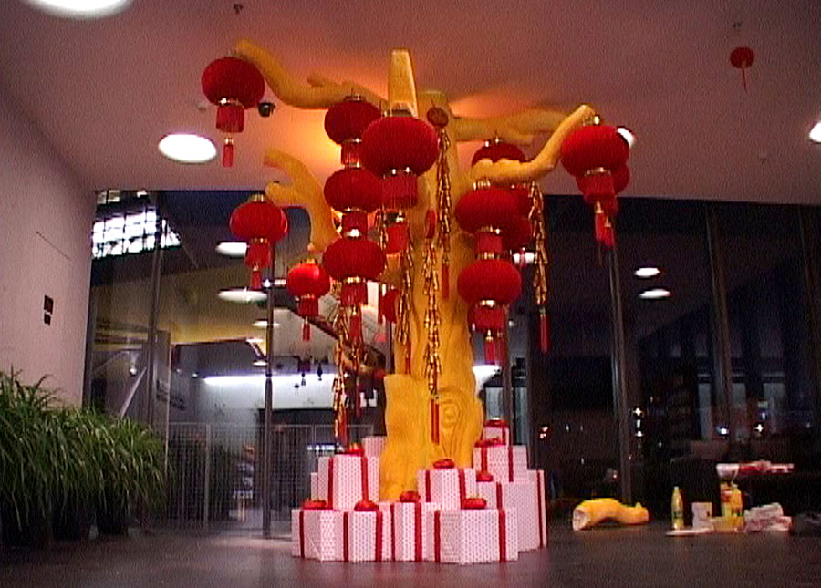 萬(wàn)科新年氣氛營(yíng)造方案-地產(chǎn)總部大堂燈籠樹(shù)堆放禮物和掛滿燈籠、鞭炮的完整效果